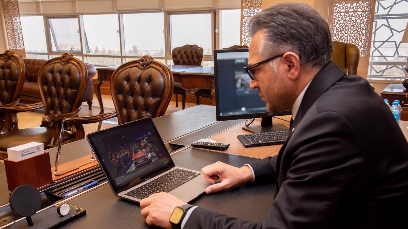 Rektör Prof. Dr. Aksoy, "Yılın Fotoğrafları" İçin Oylama Yaptı